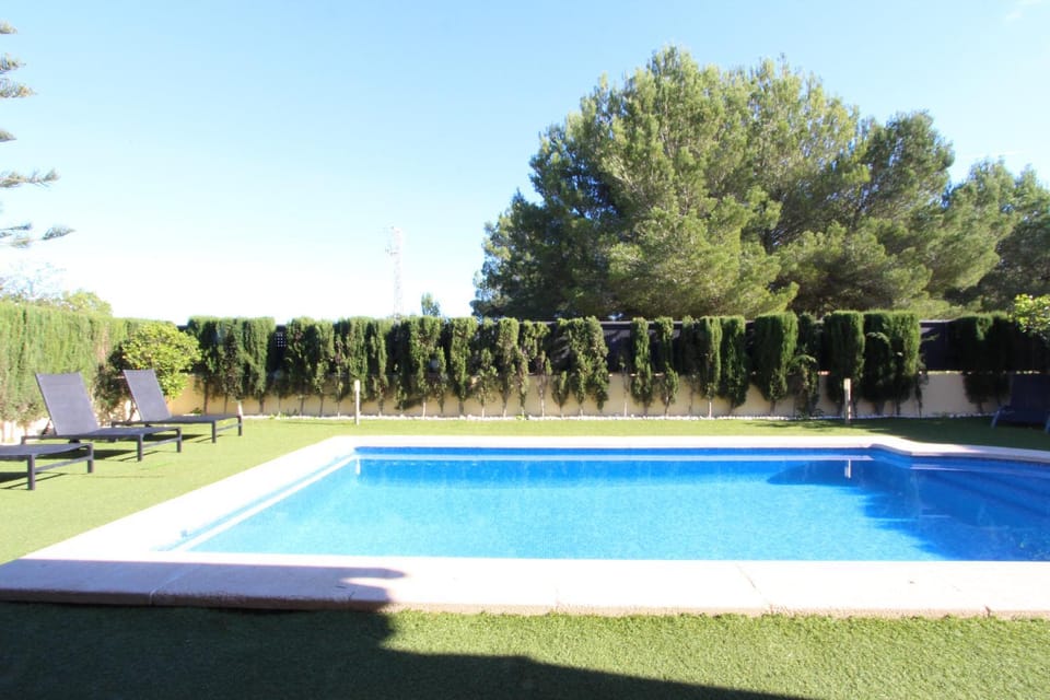 BBQ facilities, Garden, Swimming pool, Swimming pool, children, young children, older children, Family