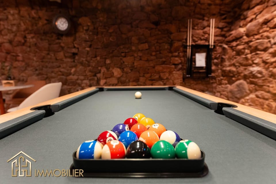 Billiard, Game Room