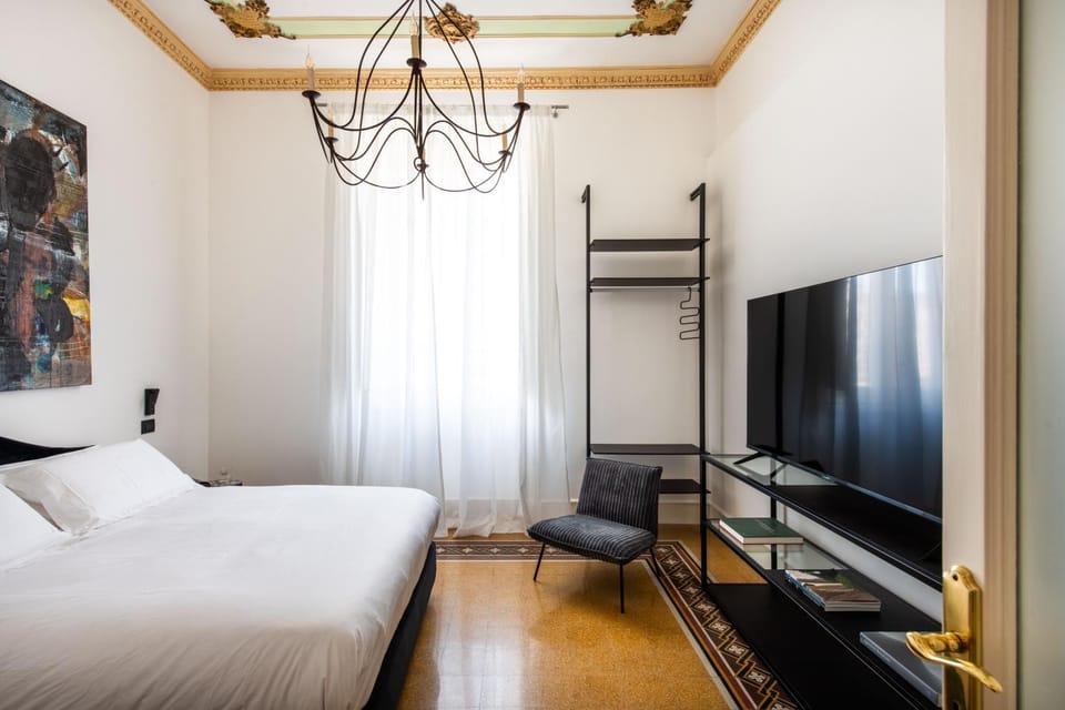 Bed, TV and multimedia, Photo of the whole room, hair dresser