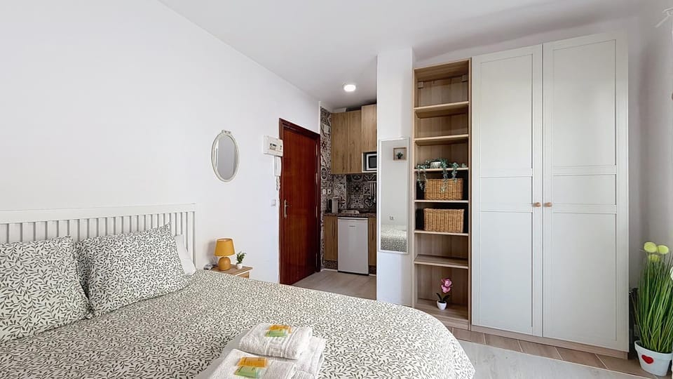 Bed, Kitchen or kitchenette, Photo of the whole room, wardrobe