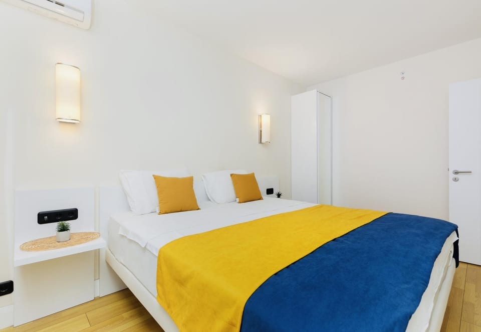 Bed, Photo of the whole room, Bedroom, air conditioner