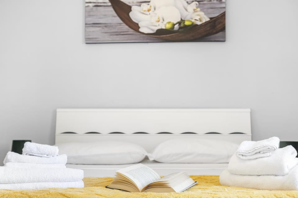 Bed, Bedroom, towels