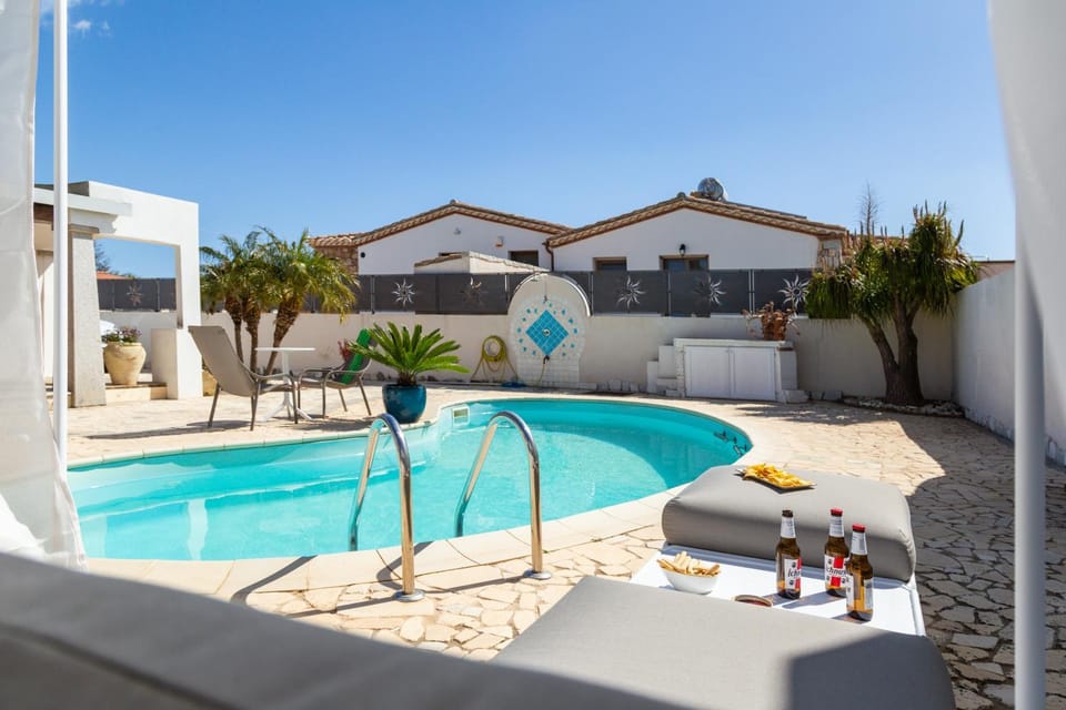 Property building, Patio, Day, Natural landscape, Pool view