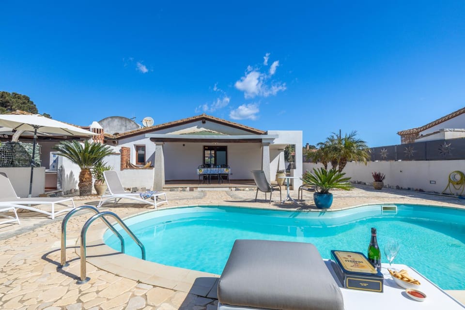 Property building, Patio, Day, Natural landscape, Garden, Dining area, Pool view, Swimming pool, sunbed