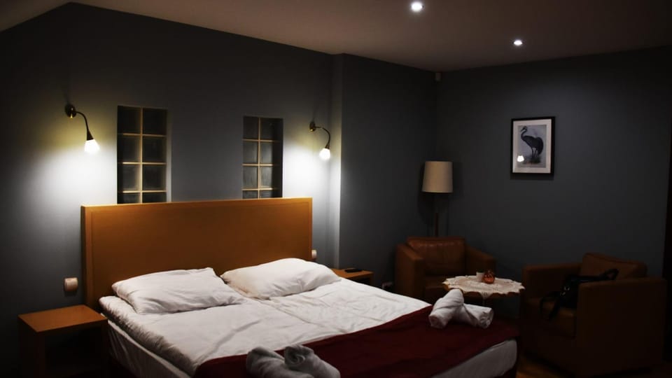 Photo of the whole room, Bedroom