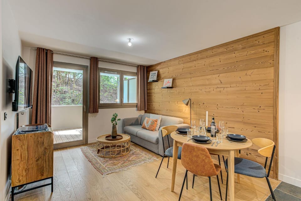 TV and multimedia, Living room, Seating area, Dining area, Evening entertainment