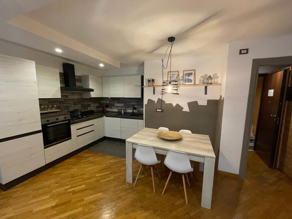 Kitchen or kitchenette, Dining area