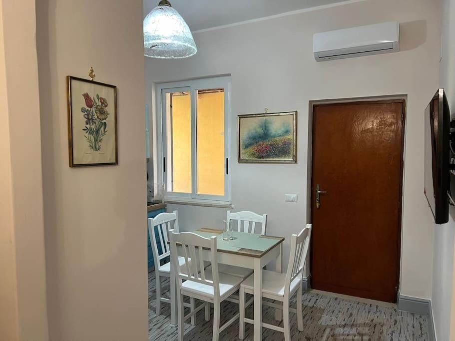 TV and multimedia, Living room, Seating area, Dining area, air conditioner
