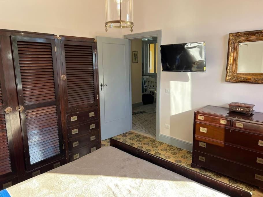 Bed, TV and multimedia, Photo of the whole room, Bedroom, wardrobe