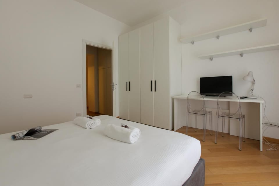 Bed, TV and multimedia, Photo of the whole room, Bedroom, towels, wardrobe