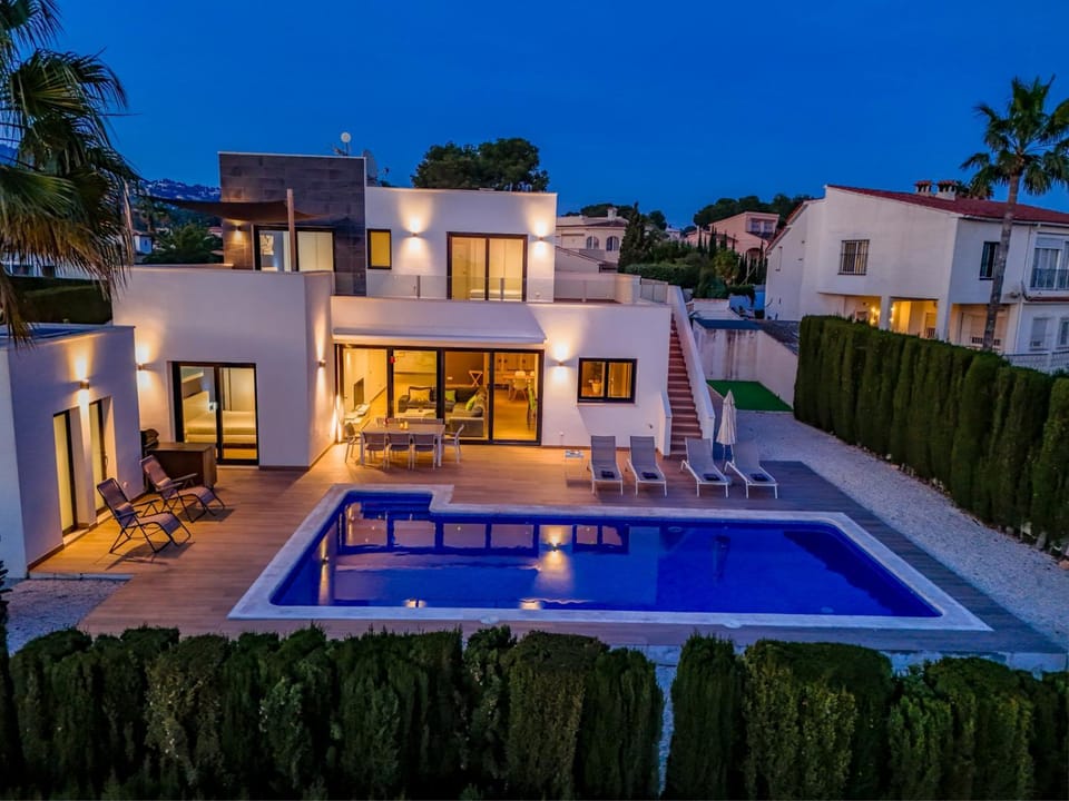 Property building, Swimming pool, sunbed