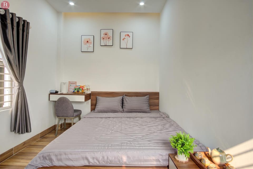 Bed, Photo of the whole room, Seating area, Bedroom, hair dresser