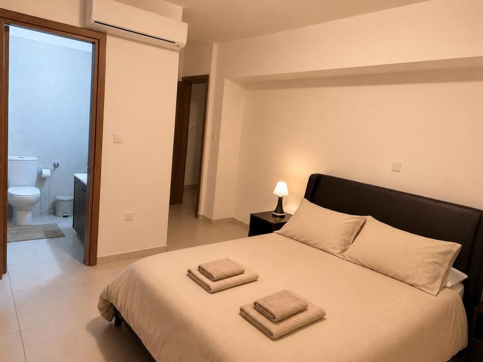 Toilet, Bed, Bathroom, Photo of the whole room, Bedroom