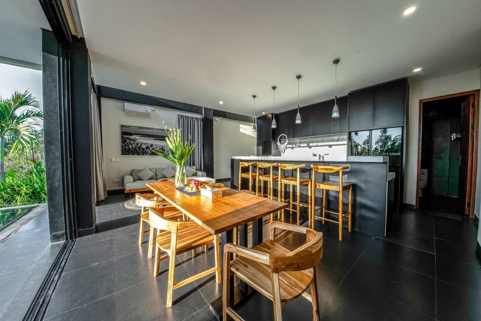 Kitchen or kitchenette, Living room, Seating area, Dining area