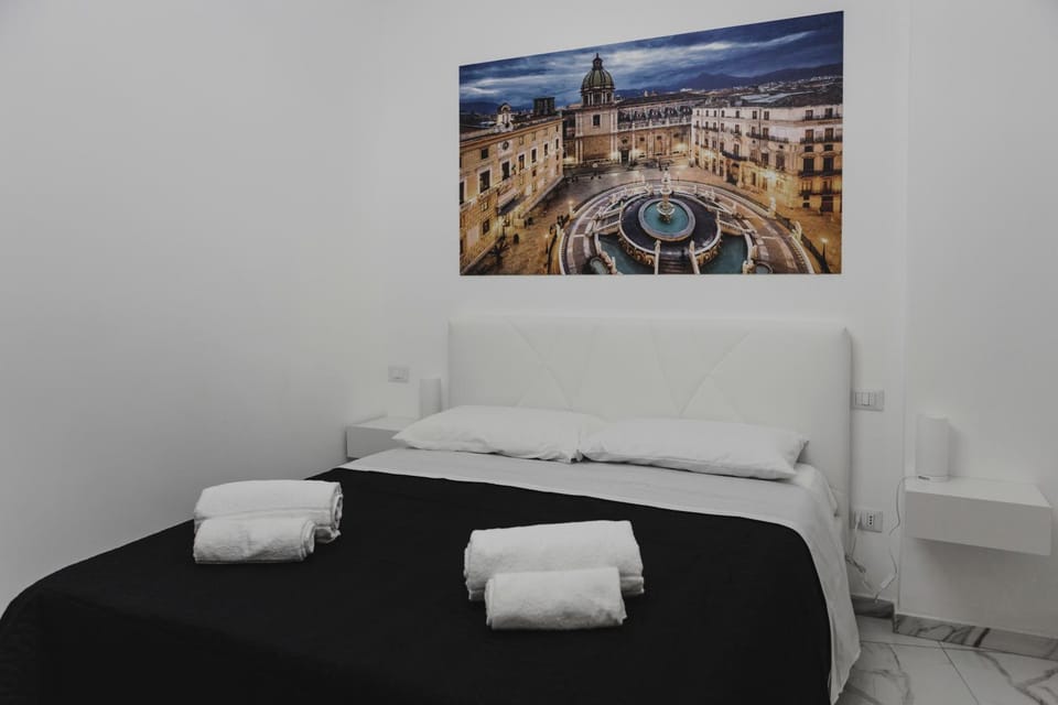 Bed, Photo of the whole room, Bedroom, towels