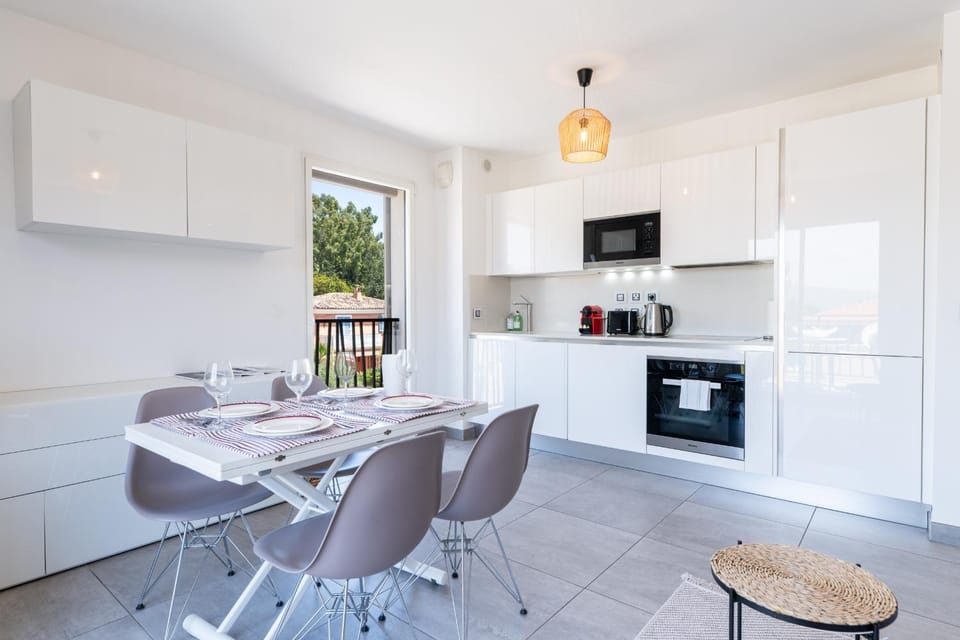 Coffee/tea facilities, Kitchen or kitchenette, dishwasher, oven, toaster