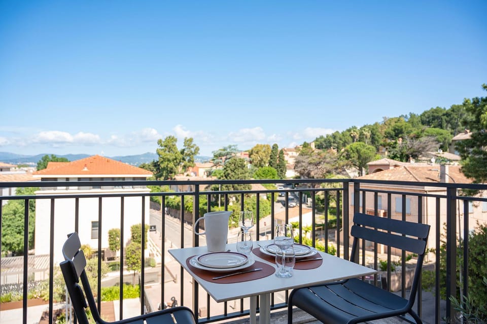 Balcony/Terrace, Location