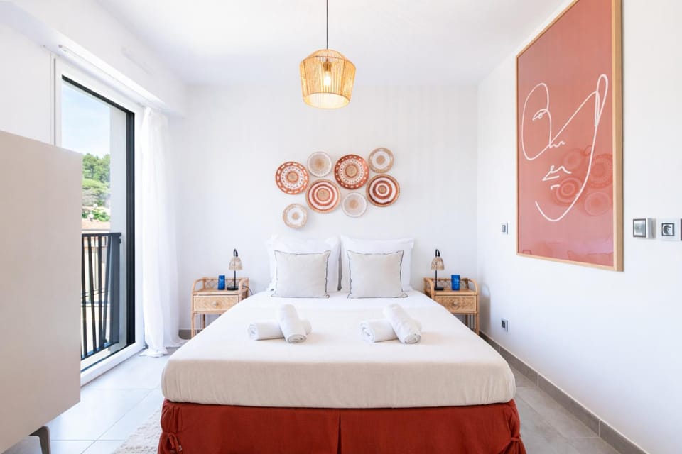 Bed, Photo of the whole room, Bedroom, towels