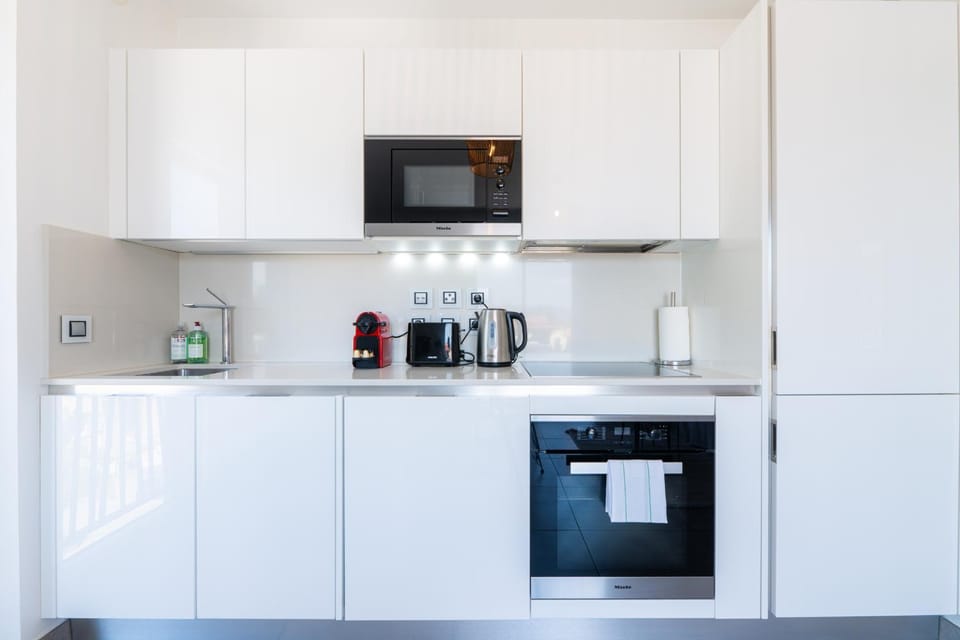 Kitchen or kitchenette, dishwasher, oven, toaster