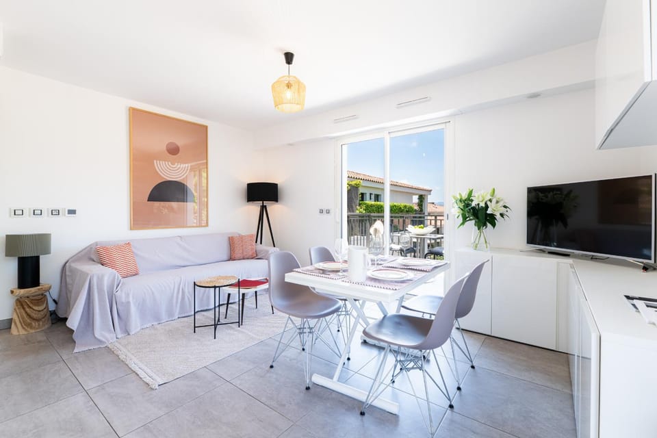 TV and multimedia, Living room, Dining area