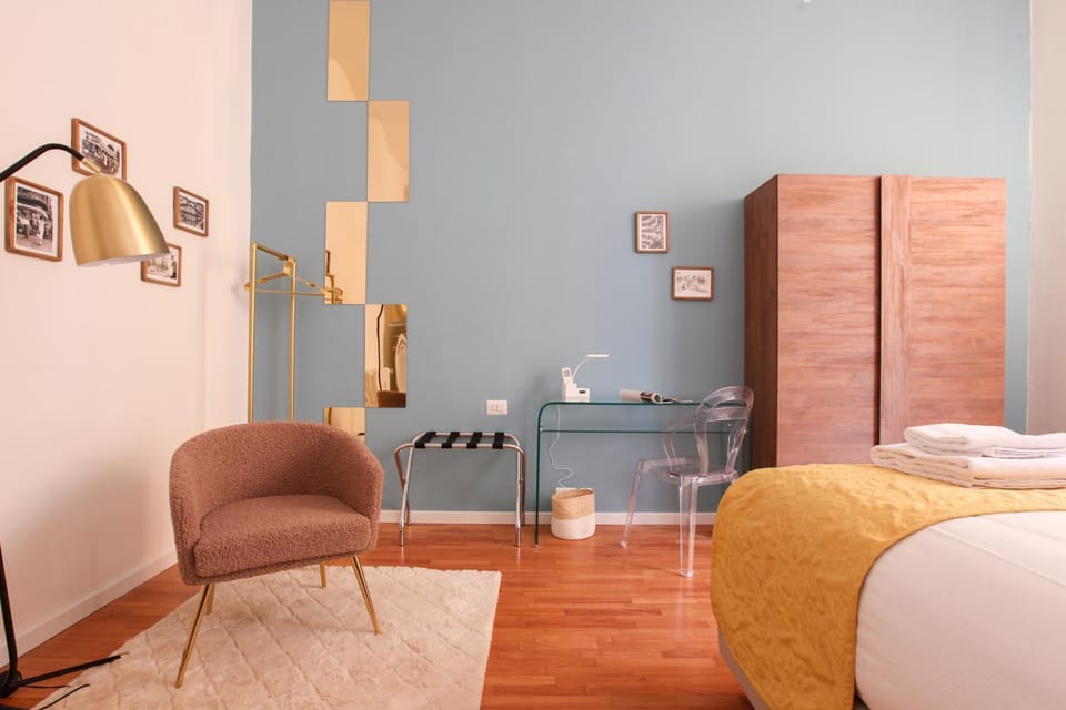 Bed, Living room, Photo of the whole room, Seating area, Bedroom