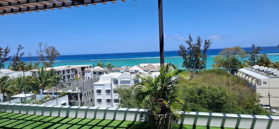 Property building, Day, Natural landscape, Balcony/Terrace, Beach, Sea view