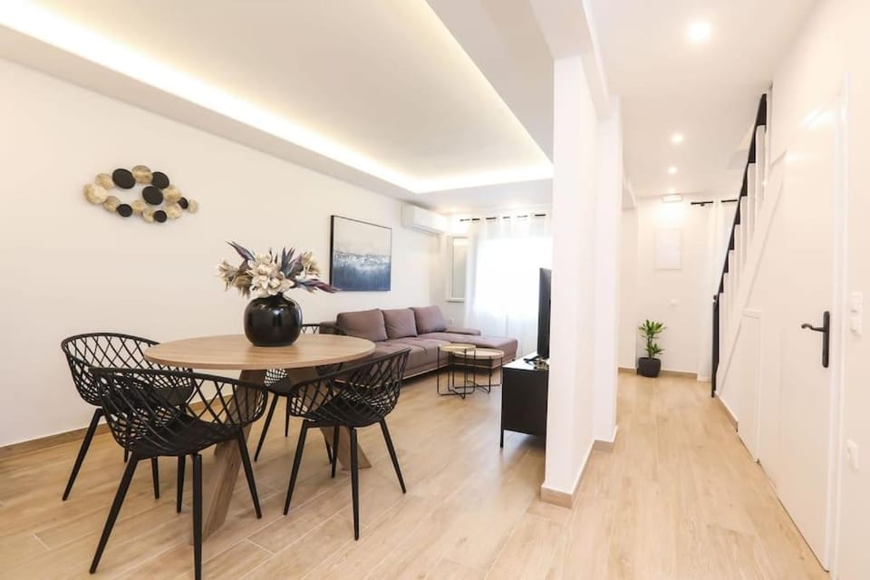 Photo of the whole room, Seating area, Dining area