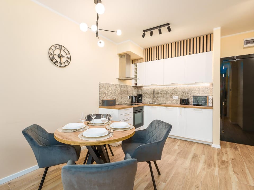 Kitchen or kitchenette, Dining area, dishwasher, oven