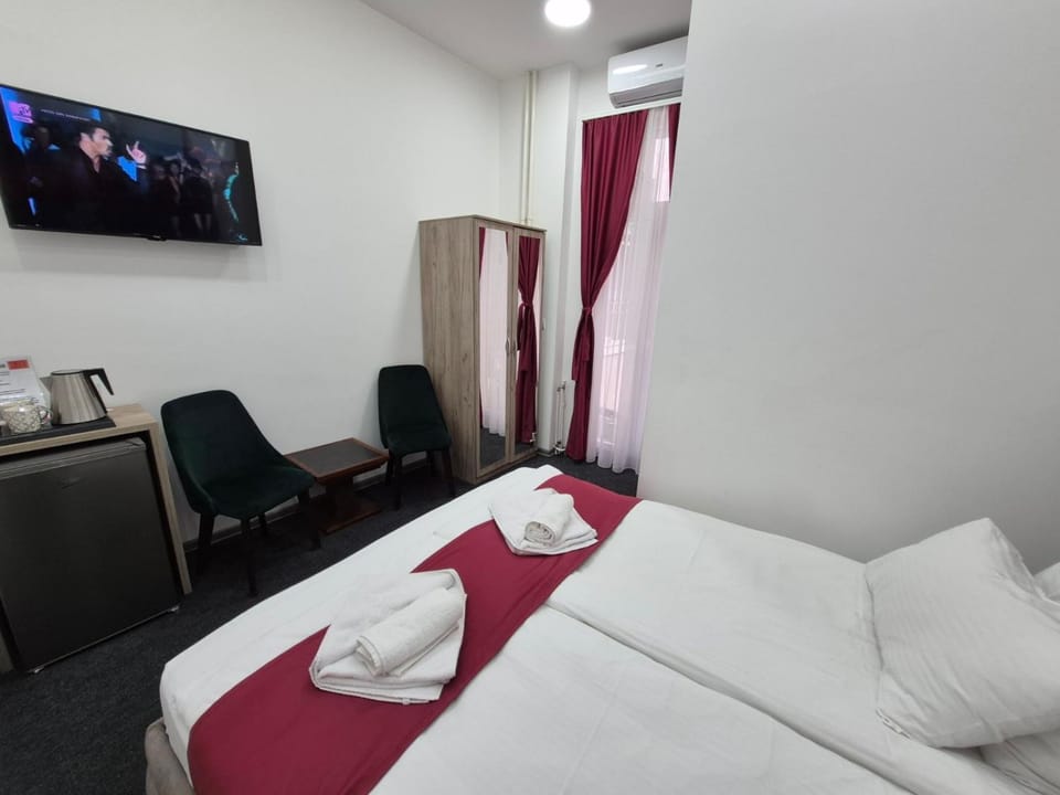 Bed, TV and multimedia, Bedroom, wardrobe