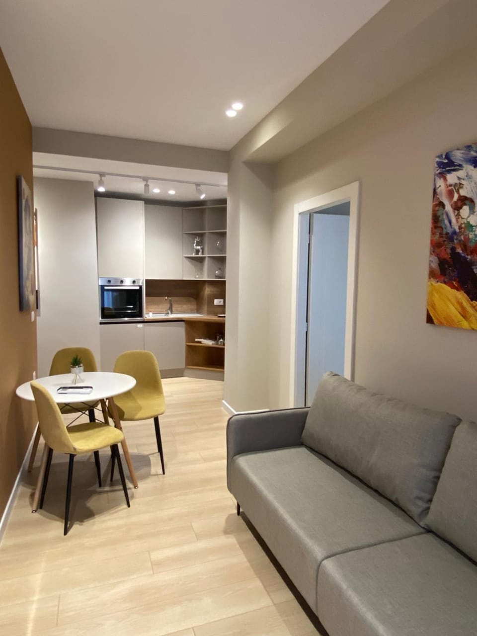 TV and multimedia, Kitchen or kitchenette, Living room, Seating area, Dining area