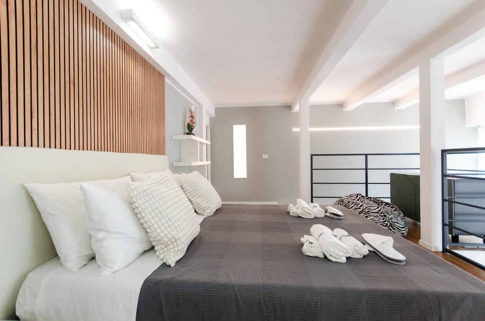 Bed, Bedroom, towels