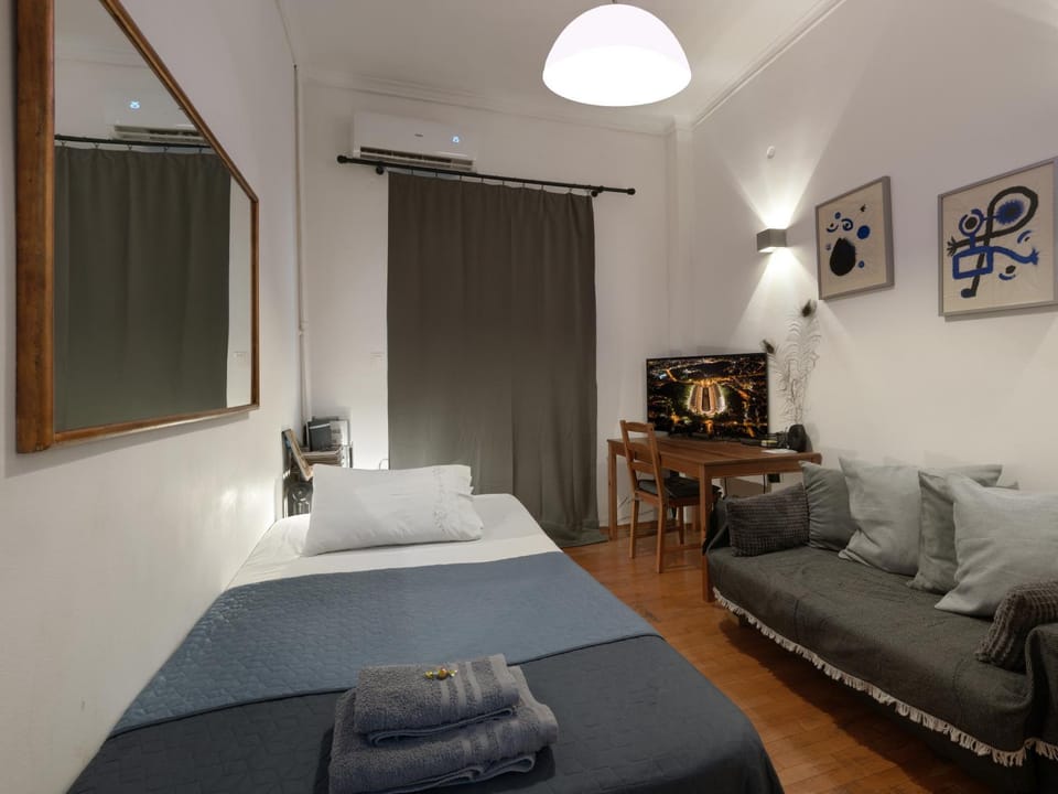 Bed, TV and multimedia, Photo of the whole room, Seating area, Bedroom