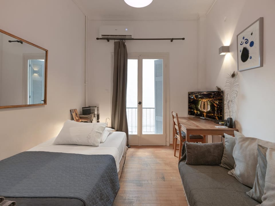 Bed, TV and multimedia, Seating area, Bedroom