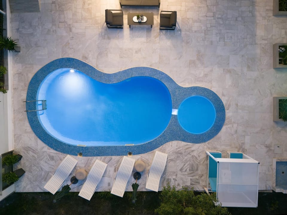 Swimming pool, sunbed