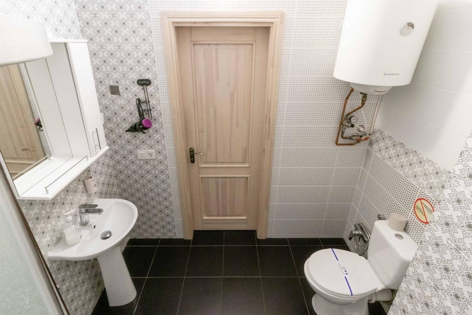 Shower, Toilet, Bathroom, heating, internet, towels