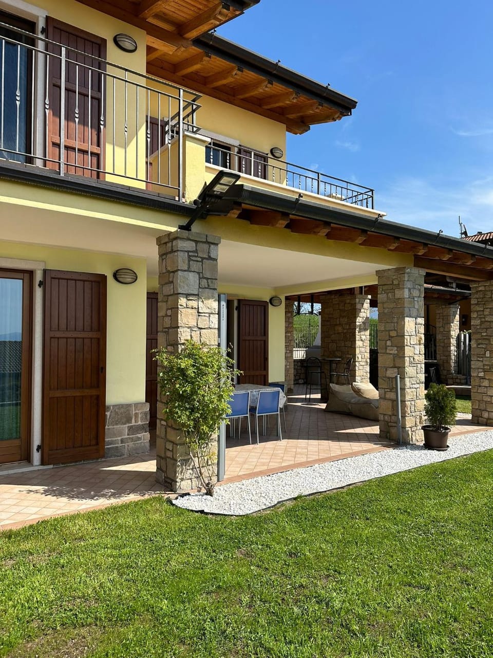 Property building, Patio, Garden, Garden, Balcony/Terrace