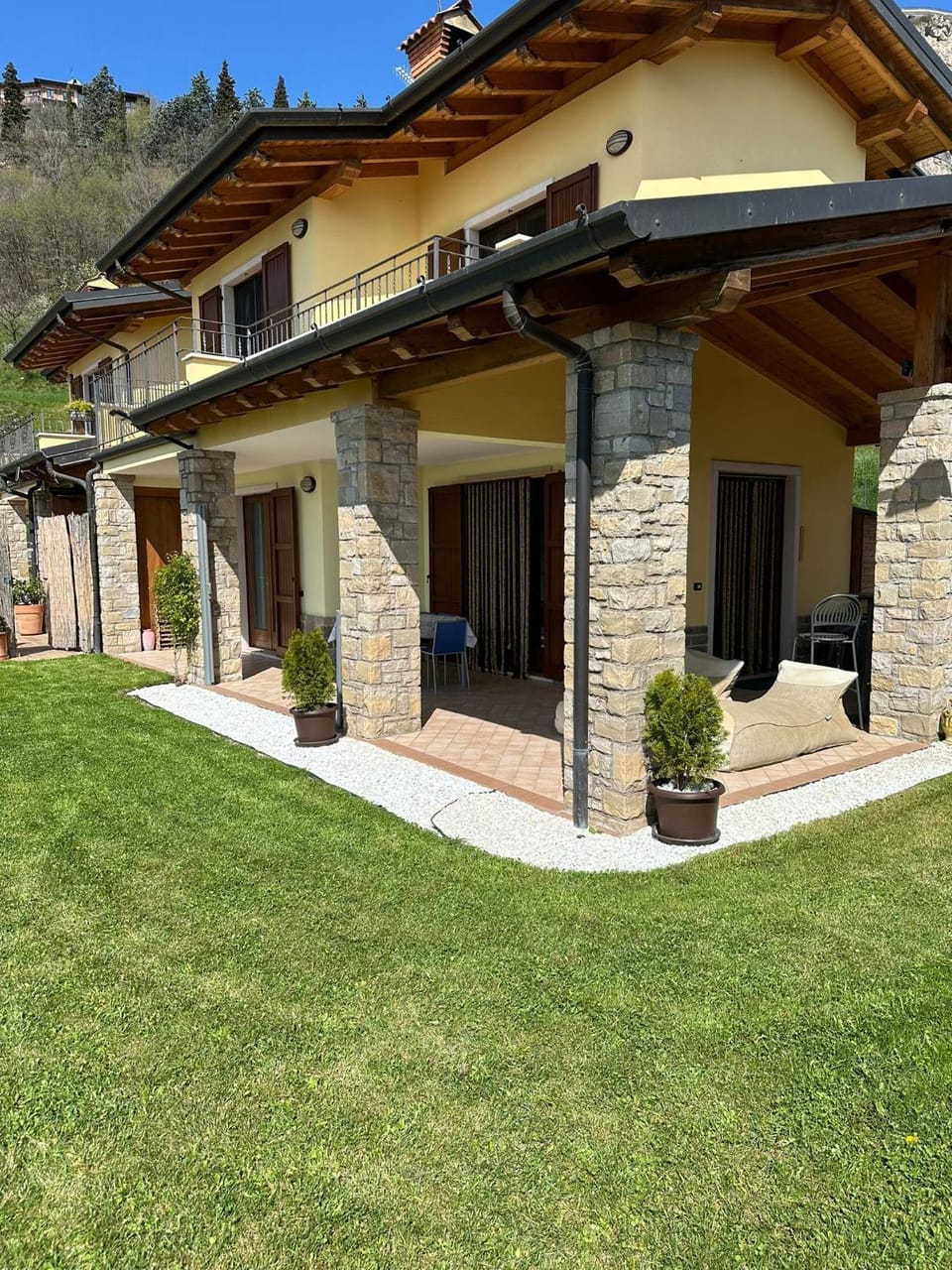 Property building, Garden, Garden, Balcony/Terrace