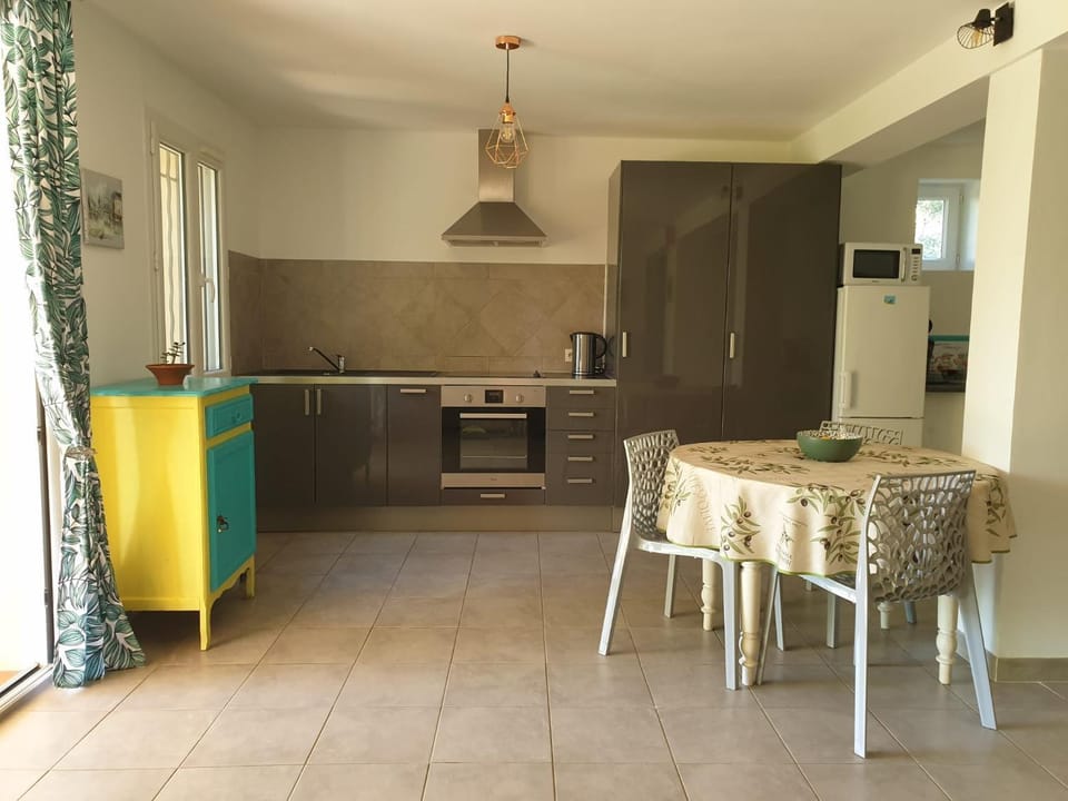 Coffee/tea facilities, Kitchen or kitchenette, Dining area, microwave, oven, pet friendly, stove