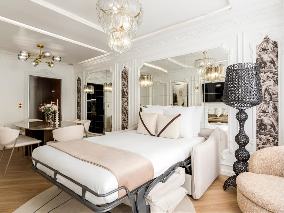 Bed, TV and multimedia, Living room, Dining area