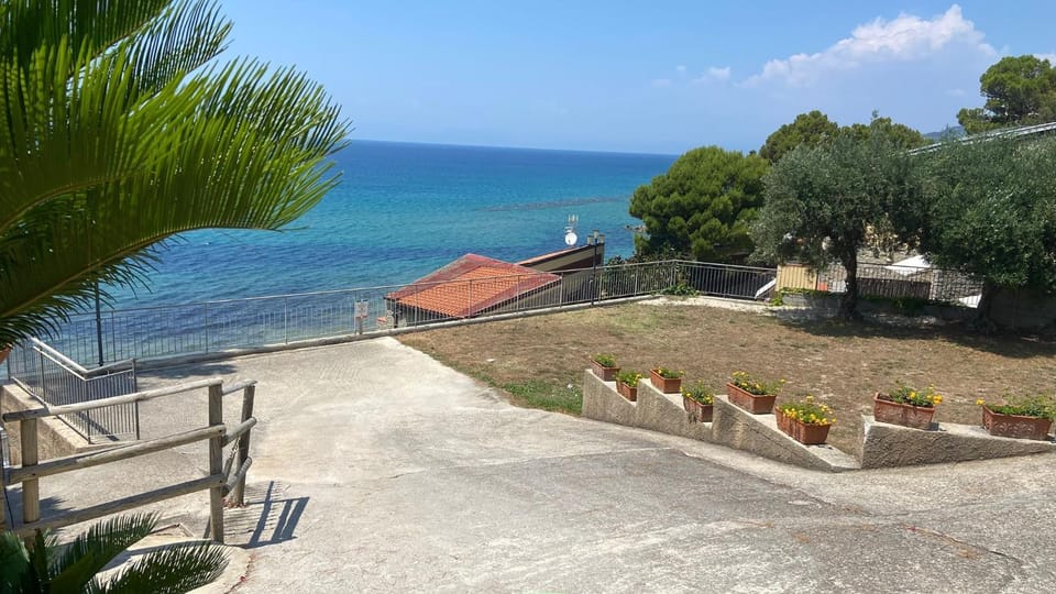 Donna Laura Sea Front Apartment in Campania
