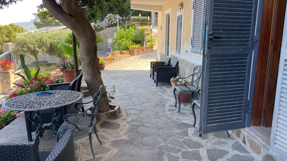 Donna Laura Sea Front Apartment in Campania