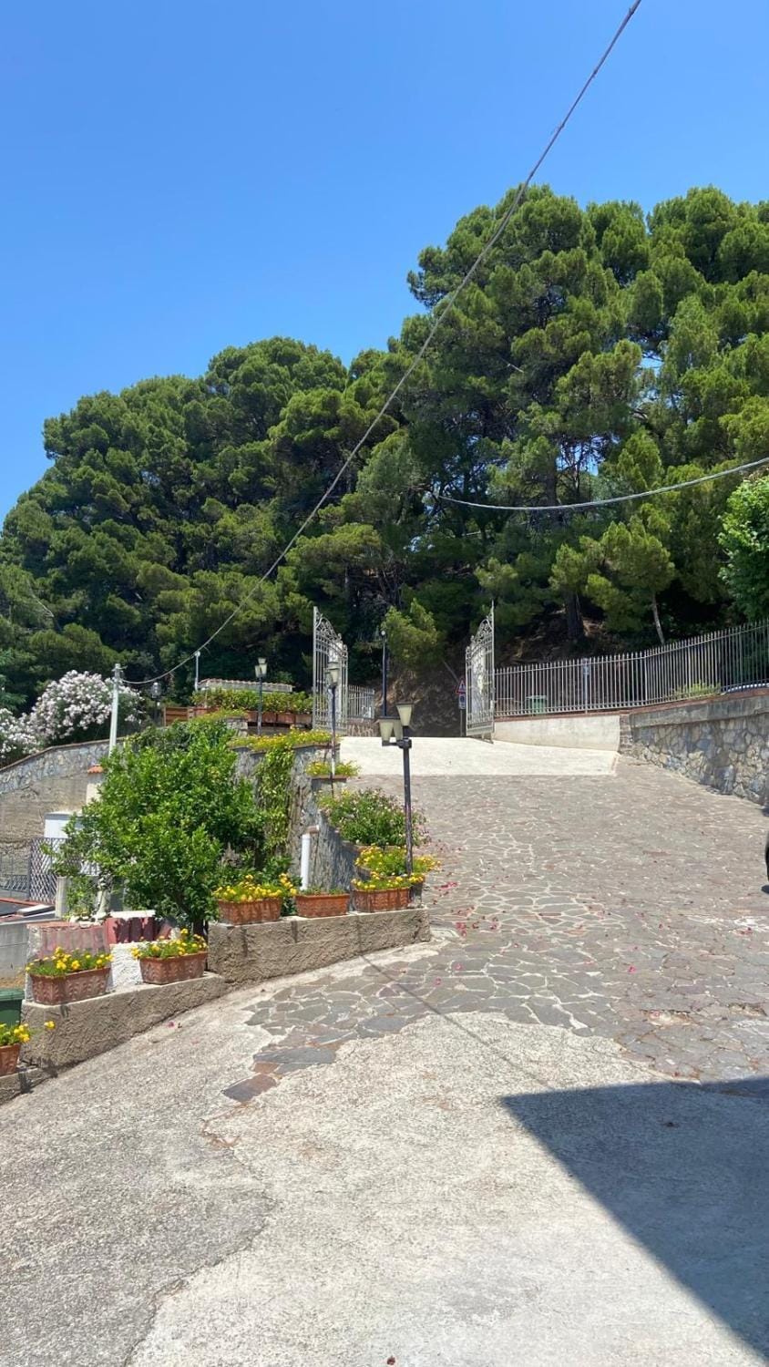 Donna Laura Sea Front Apartment in Campania