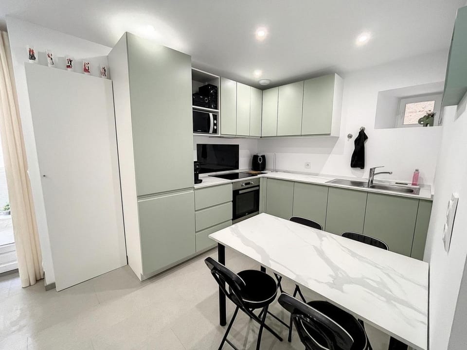 Dining area, kitchen