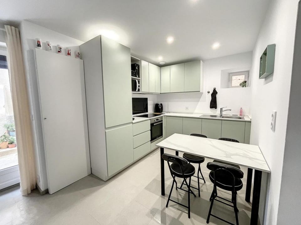 Kitchen or kitchenette