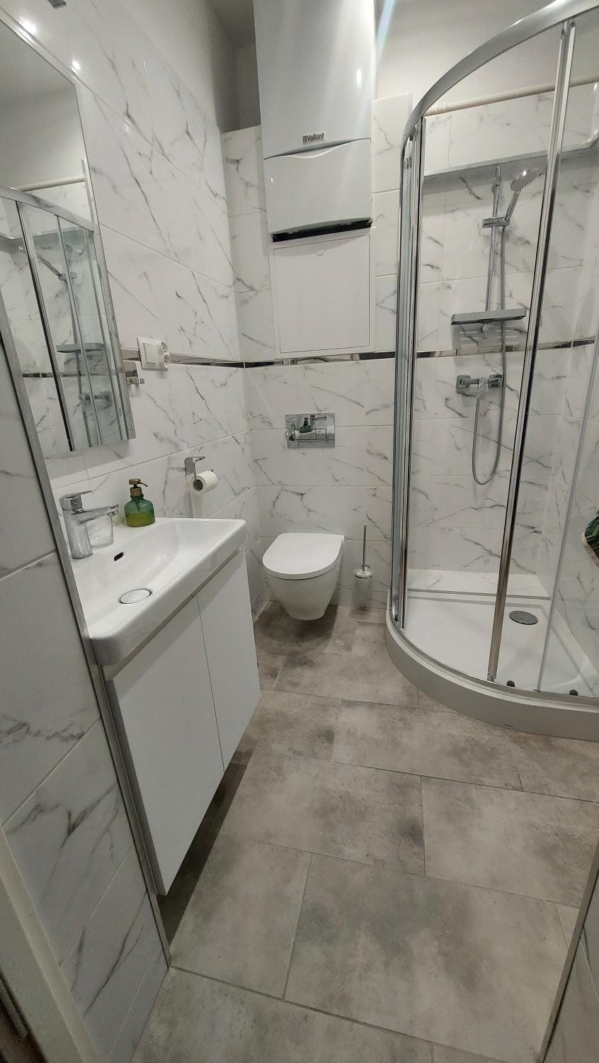 Shower, Toilet, Bathroom, towels
