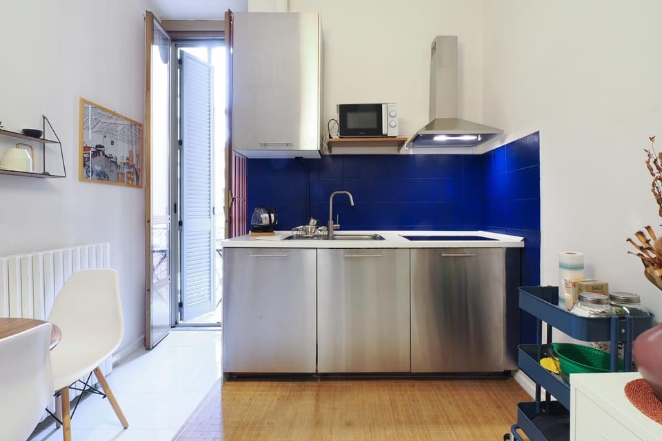 Kitchen or kitchenette, minibar, stove
