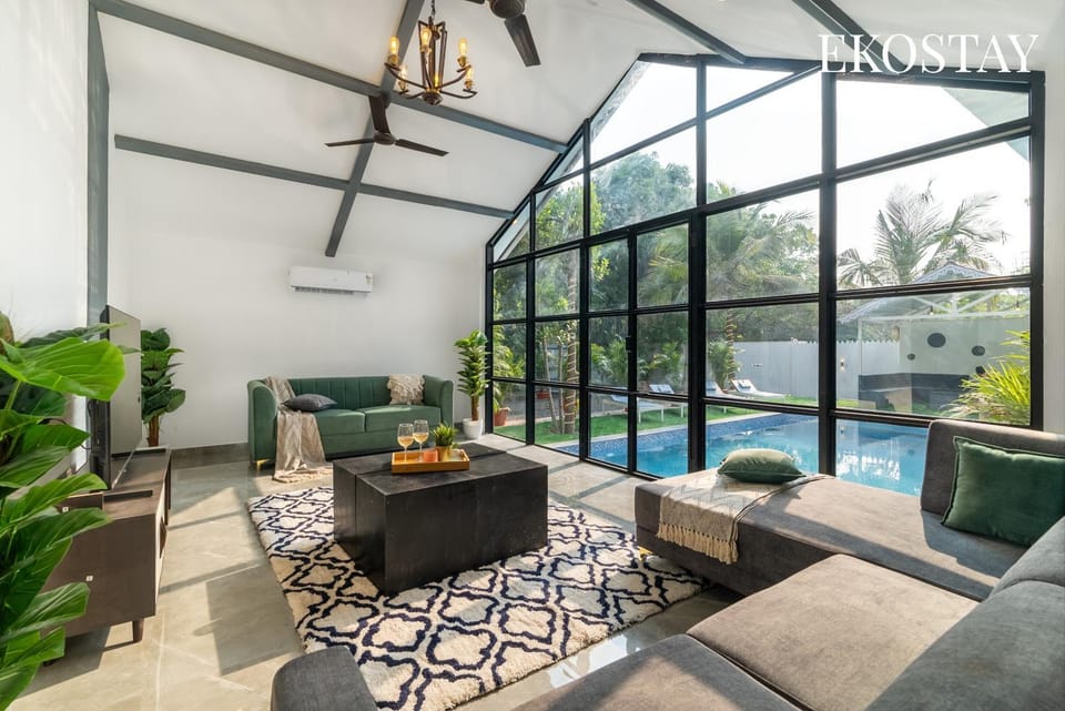 Patio, Day, Natural landscape, Garden, Living room, Seating area, Garden view, Pool view, Swimming pool, fireplace, sunbed