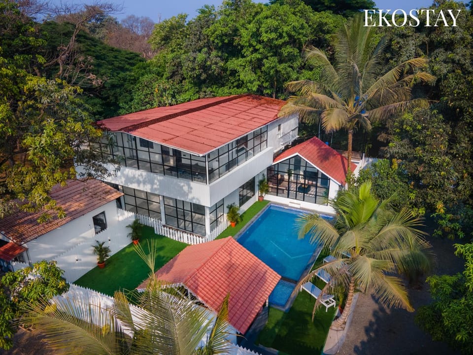 Property building, Day, Natural landscape, Bird's eye view, Pool view, Swimming pool