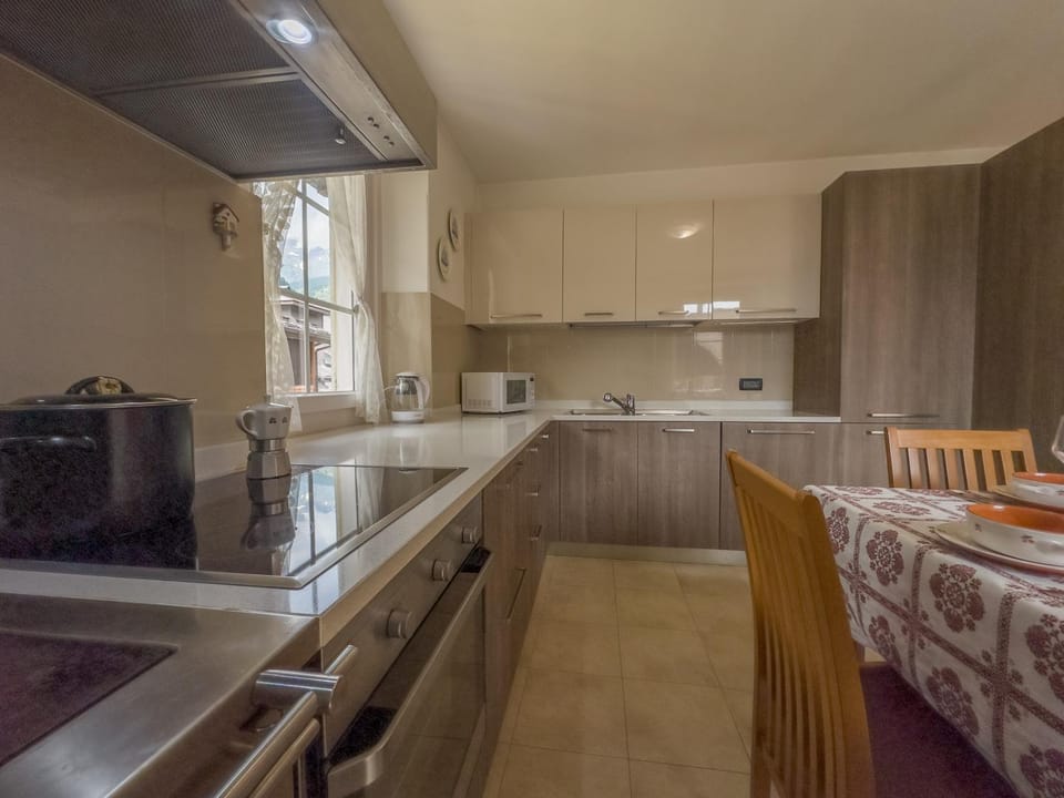 Kitchen or kitchenette, Dining area, stove