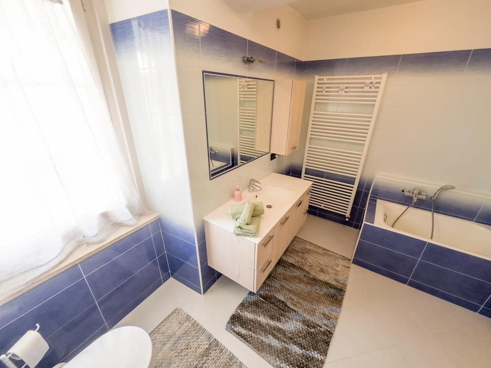Bathroom, Bath, towels